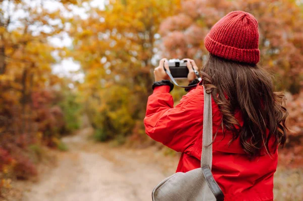 Young Woman Tourist Taking Pictures Autumn Forest Rest Relaxation Tourism — Stock Photo, Image