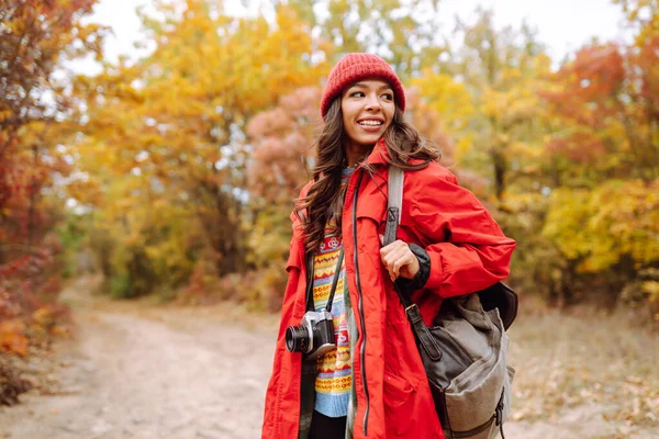 Young Woman Tourist Taking Pictures Autumn Forest Rest Relaxation Tourism — Stock Photo, Image