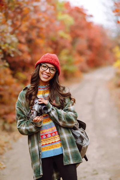 Young Woman Tourist Taking Pictures Autumn Forest Rest Relaxation Tourism — Stock Photo, Image