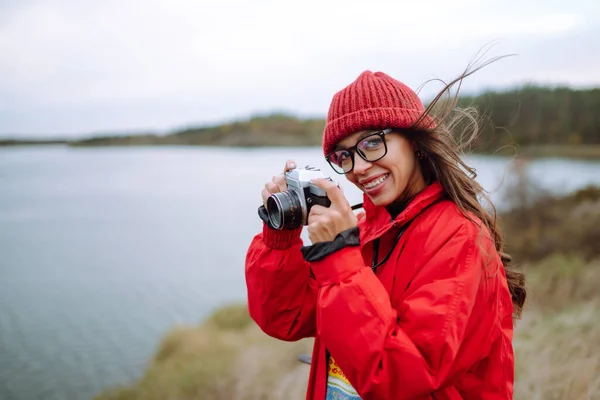 Jeune Femme Touriste Prenant Des Photos Dans Forêt Automne Repos — Photo