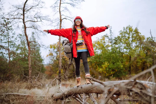 Молода Жінка Туристка Фотографує Осінньому Лісі Відпочинок Релаксація Туризм Природа — стокове фото