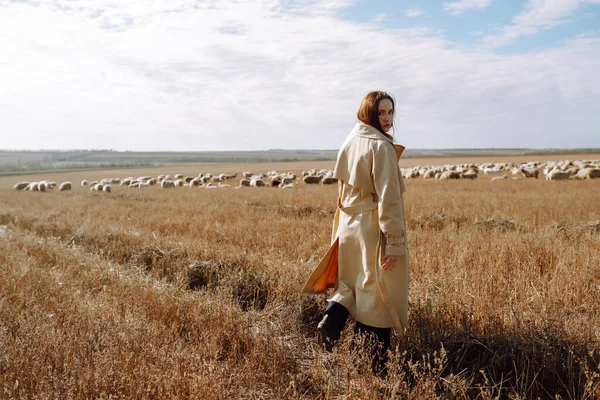 Ung Kvinna Stilrena Kläder Poserar Höstfältet Natur Mode Semester Och — Stockfoto