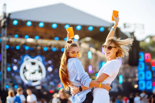 Two Female Friends Drink Beer Have Fun Music Festival Summer — Stock Photo, Image