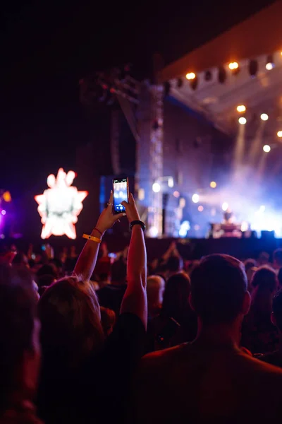 Met Behulp Van Een Smartphone Een Openbaar Evenement Live Muziek — Stockfoto