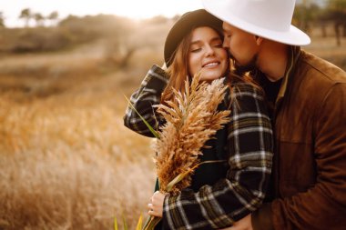 Doğada dinlenen sevimli hippi çift. Sonbahar Moda, tarz konsepti.