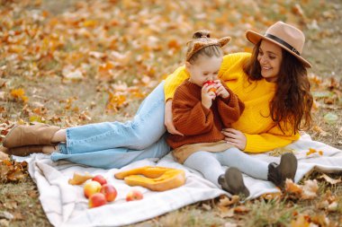 Merhaba Ekim. Sonbaharda şehir parkında moda olan mutlu kadın. Moda, tarz kavramı.