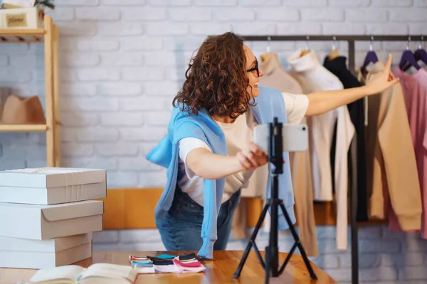 Genç kadın blogcu takipçilerle konuşuyor, canlı yayında vlog için yeni moda videoları kaydediyor. nline store, küçük işletme sahibi, satıcı, girişimci.