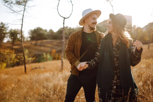 Preciosa Pareja Hipster Descansando Naturaleza Otoño Moda Concepto Estilo —  Fotos de Stock