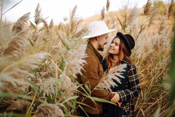 Schönes Hipster Paar Das Der Natur Ruht Herbstmode Stilkonzept — Stockfoto