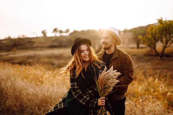 Lovely Hipster Couple Resting Nature Autumn Fashion Style Concept — Stock Photo, Image