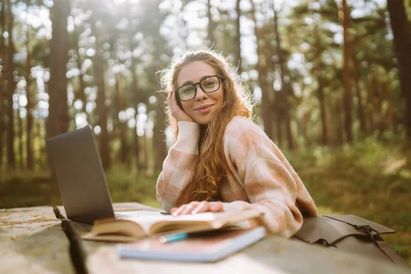 Beautiful Woman Working Online Studying Laptop Sitting Park Business Blogging — Stock Photo, Image