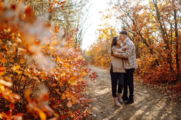 恋爱中的幸福夫妻新婚夫妇穿着休闲装在大自然的秋天的森林里一起旅行 远足和散步 — 图库照片