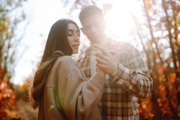 恋爱中的幸福夫妻新婚夫妇穿着休闲装在大自然的秋天的森林里一起旅行 远足和散步 — 图库照片