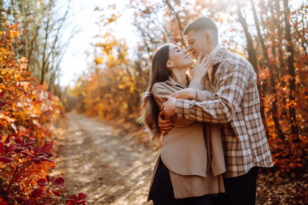 Pasangan Bahagia Dalam Cinta Pengantin Baru Dalam Pakaian Kasual Bepergian — Stok Foto