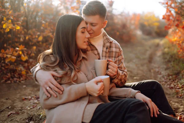 恋爱中的幸福夫妻新婚夫妇穿着休闲装在大自然的秋天的森林里一起旅行 远足和散步 — 图库照片