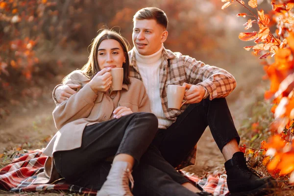 Pareja Feliz Enamorada Recién Casados Ropa Casual Viajan Juntos Caminan — Foto de Stock