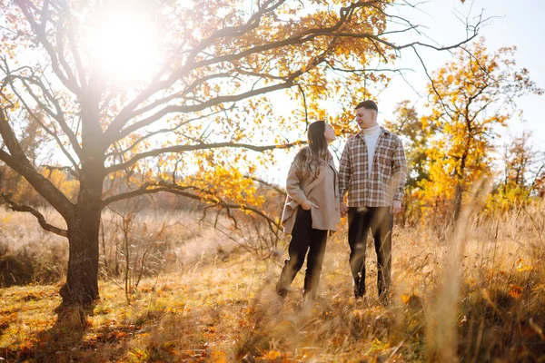 Couple Heureux Amoureux Jeunes Mariés Vêtements Décontractés Voyage Ensemble Randonnée — Photo