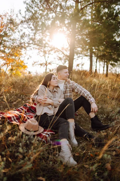 恋爱中的幸福夫妻新婚夫妇穿着休闲装在大自然的秋天的森林里一起旅行 远足和散步 — 图库照片