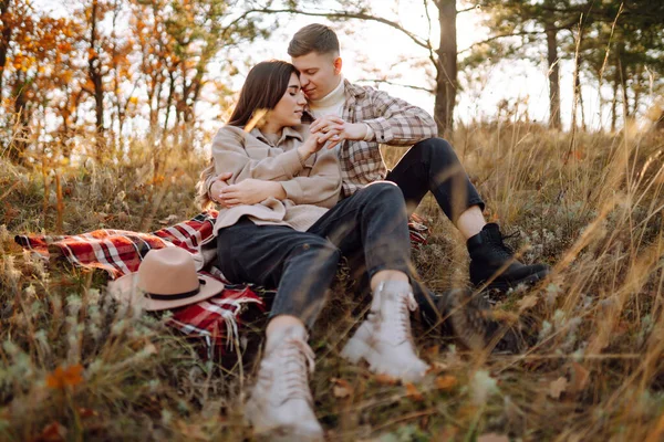 Casal Feliz Amor Recém Casados Roupas Casuais Viajar Juntos Caminhar — Fotografia de Stock