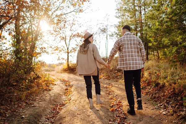 Casal Feliz Amor Recém Casados Roupas Casuais Viajar Juntos Caminhar — Fotografia de Stock