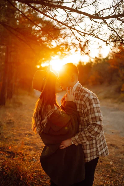 Casal Feliz Amor Recém Casados Roupas Casuais Viajar Juntos Caminhar — Fotografia de Stock