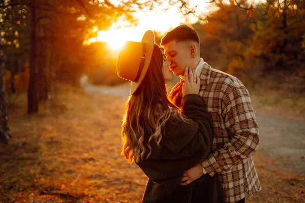 Casal Feliz Amor Recém Casados Roupas Casuais Viajar Juntos Caminhar — Fotografia de Stock