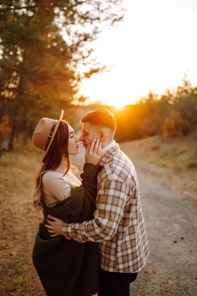 Pasangan Bahagia Dalam Cinta Pengantin Baru Dalam Pakaian Kasual Bepergian — Stok Foto