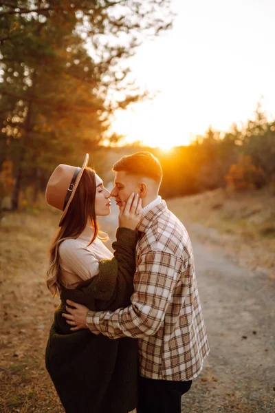 Pareja Feliz Enamorada Recién Casados Ropa Casual Viajan Juntos Caminan —  Fotos de Stock