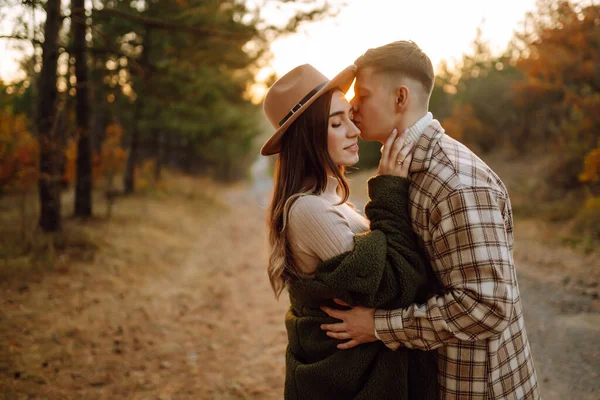 カジュアルな服を着た幸せなカップルが一緒に旅行し ハイキングし 自然の中で秋の森の中を歩く — ストック写真