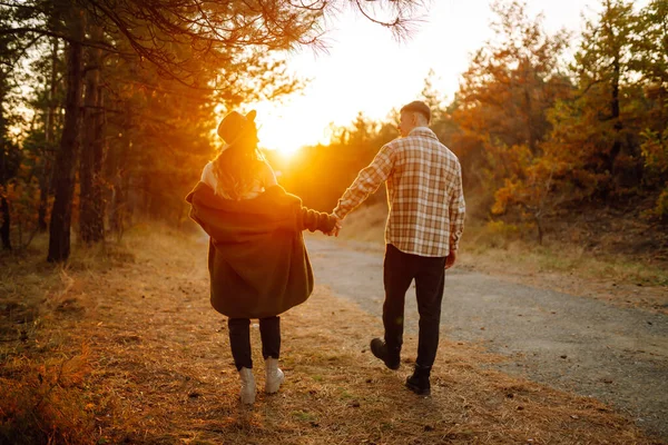 Pareja Feliz Enamorada Recién Casados Ropa Casual Viajan Juntos Caminan — Foto de Stock