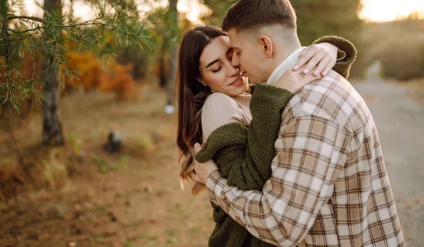 Couple Heureux Amoureux Jeunes Mariés Vêtements Décontractés Voyage Ensemble Randonnée — Photo