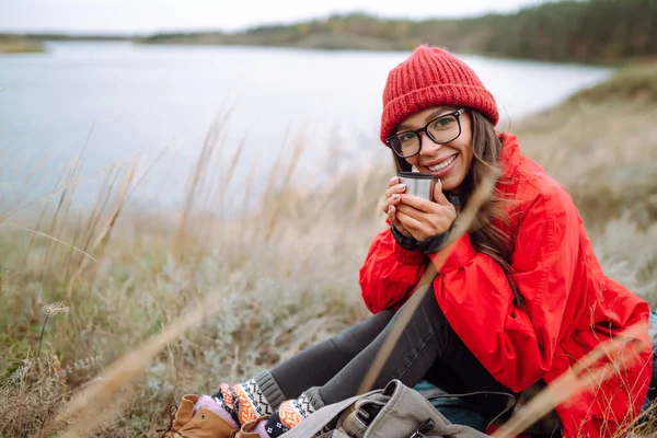 Young Woman Holds Thermos Drinks Tea Autumn Forest Rest Relaxation — Stock Photo, Image