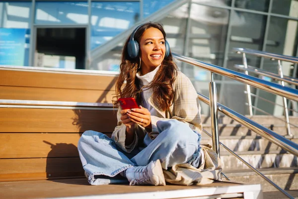 Young Beautiful Woman Using Mobile Phone City While Listening Music — Stock Photo, Image