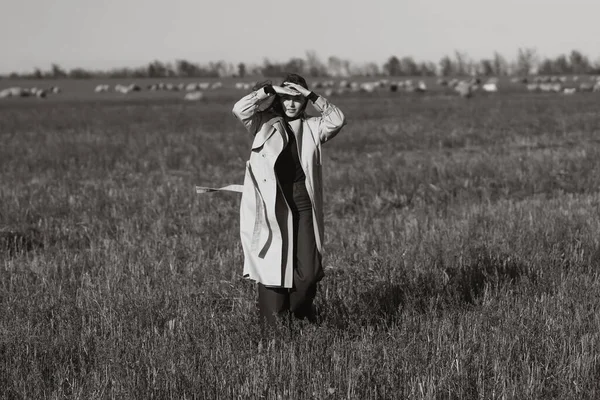 Black White Foto Young Woman Stands Dry Grass Reeds Field — Stock Photo, Image