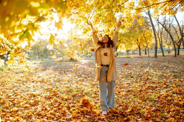 Молодая Женщина Улыбается Бросает Кленовые Листья Воздух — стоковое фото