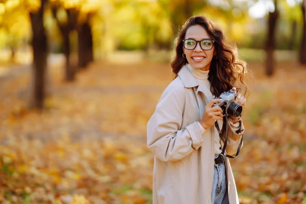 Jeune Femme Prenant Des Photos Dans Forêt Automne Dame Marche — Photo