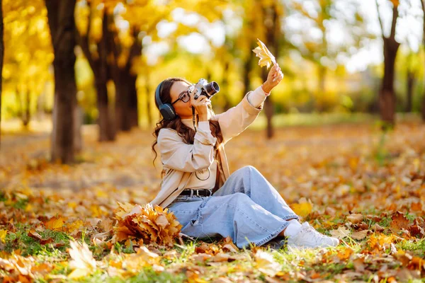 Jovem Mulher Tirando Fotos Floresta Outono Senhora Caminhando Parque Queda — Fotografia de Stock