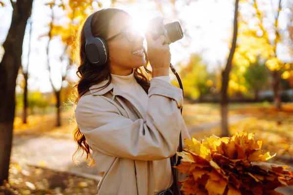 Young Woman Taking Pictures Autumn Forest Lady Walking Fall Park — Stock Photo, Image