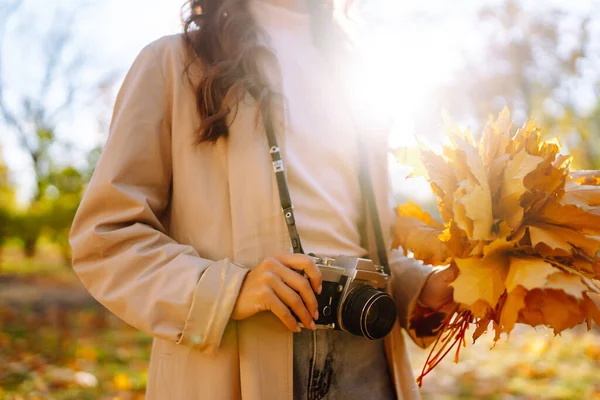 Young Woman Taking Pictures Autumn Forest Lady Walking Fall Park — Stock Photo, Image