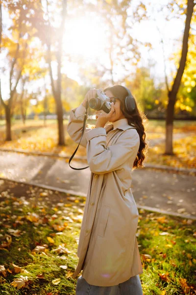 Jeune Femme Prenant Des Photos Dans Forêt Automne Dame Marche — Photo