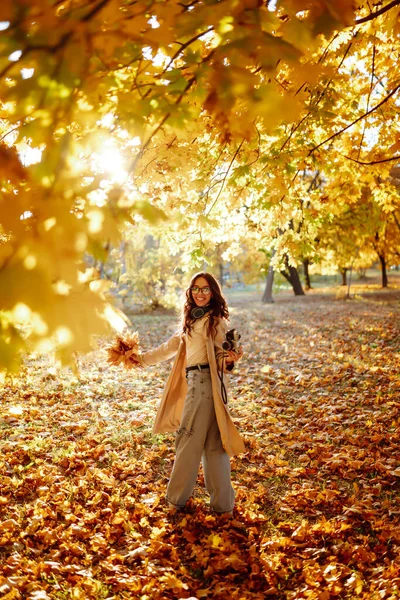 Młoda Kobieta Robi Zdjęcia Jesiennym Lesie Lady Walking Fall Park — Zdjęcie stockowe