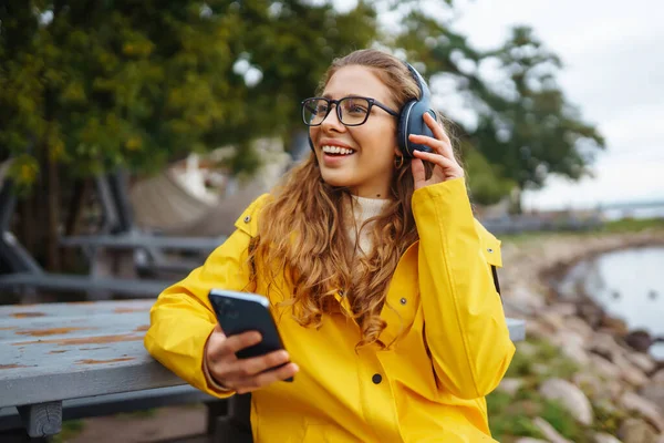 Jovem Mulher Ouvindo Música Com Fones Ouvido Descansando Natureza Conceito — Fotografia de Stock