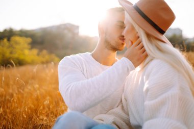 Sevgi dolu bir çift birlikte gezer, yürüyüş yapar ve sonbahar parkında yürür. İnsanlar, yaşam tarzı, rahatlama ve tatil kavramı.