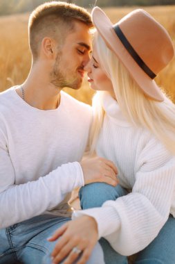 Sevgi dolu bir çift birlikte gezer, yürüyüş yapar ve sonbahar parkında yürür. İnsanlar, yaşam tarzı, rahatlama ve tatil kavramı.