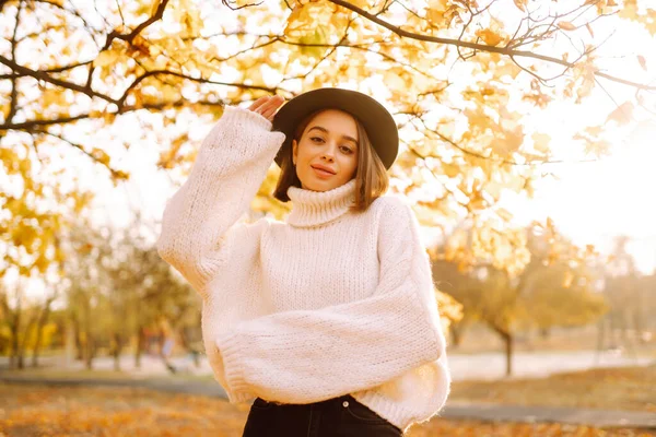 Retrato Mulher Sorridente Elegante Atraente Andando Parque Vestido Com Suéter — Fotografia de Stock