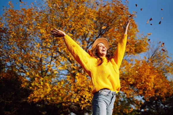 Feliz Mulher Moda Livre Parque Cidade Outono Moda Conceito Estilo — Fotografia de Stock