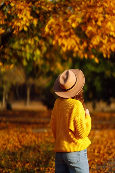 Feliz Mulher Moda Livre Parque Cidade Outono Moda Conceito Estilo — Fotografia de Stock