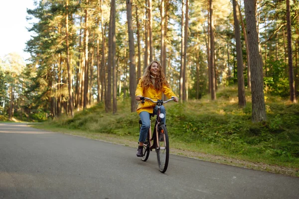 Mooie Vrolijke Vrouw Gele Jas Paardrijden Fiets Het Najaar Park — Stockfoto