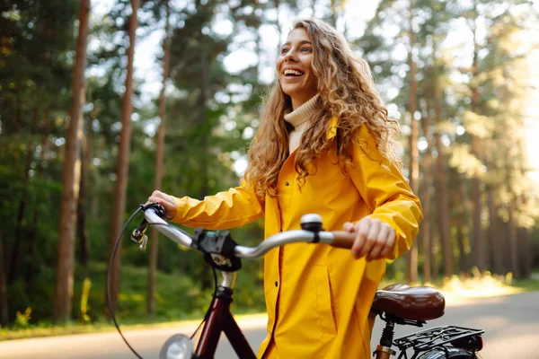 Mooie Vrolijke Vrouw Gele Jas Paardrijden Fiets Het Najaar Park — Stockfoto