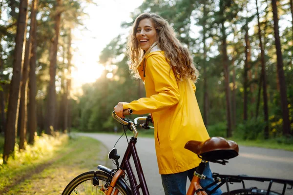 Hermosa Mujer Feliz Chaqueta Amarilla Montar Bicicleta Parque Otoño Moda — Foto de Stock